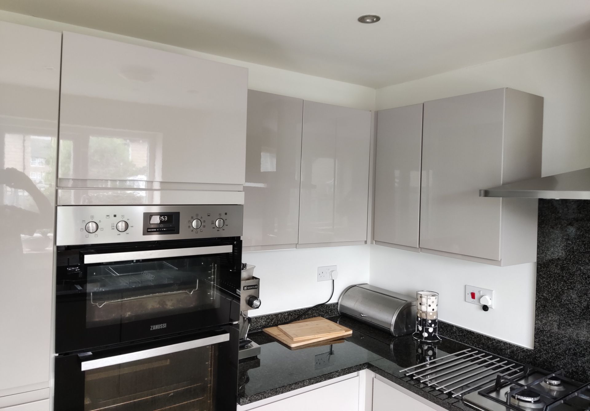 1 x Modern Handleless Kitchen Featuring Granite Worktops, A Double Oven, And Under-lighting - NO VAT - Image 18 of 56