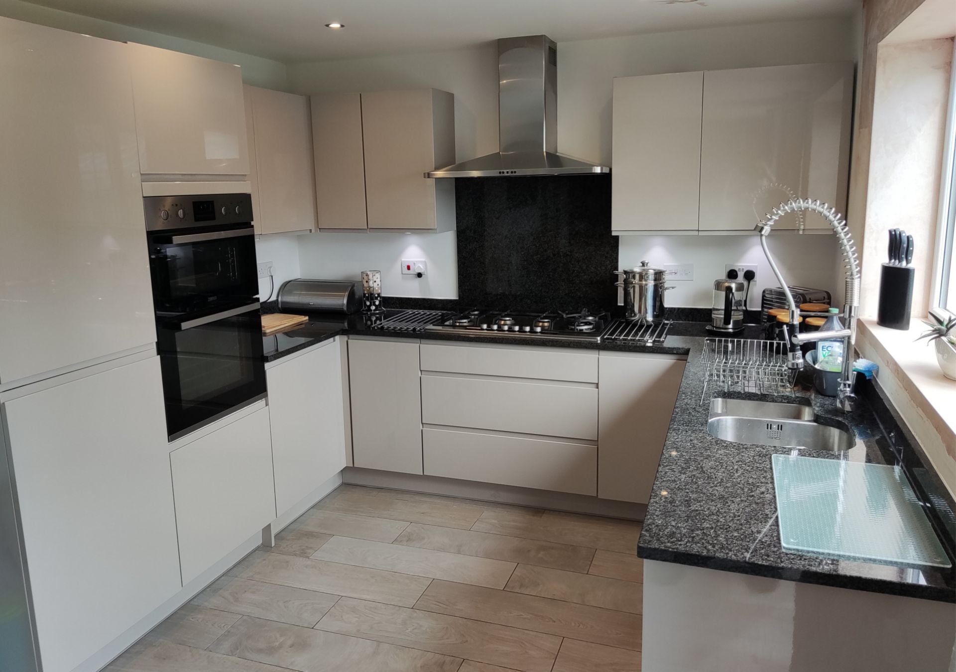 1 x Modern Handleless Kitchen Featuring Granite Worktops, A Double Oven, And Under-lighting - NO VAT - Image 11 of 56