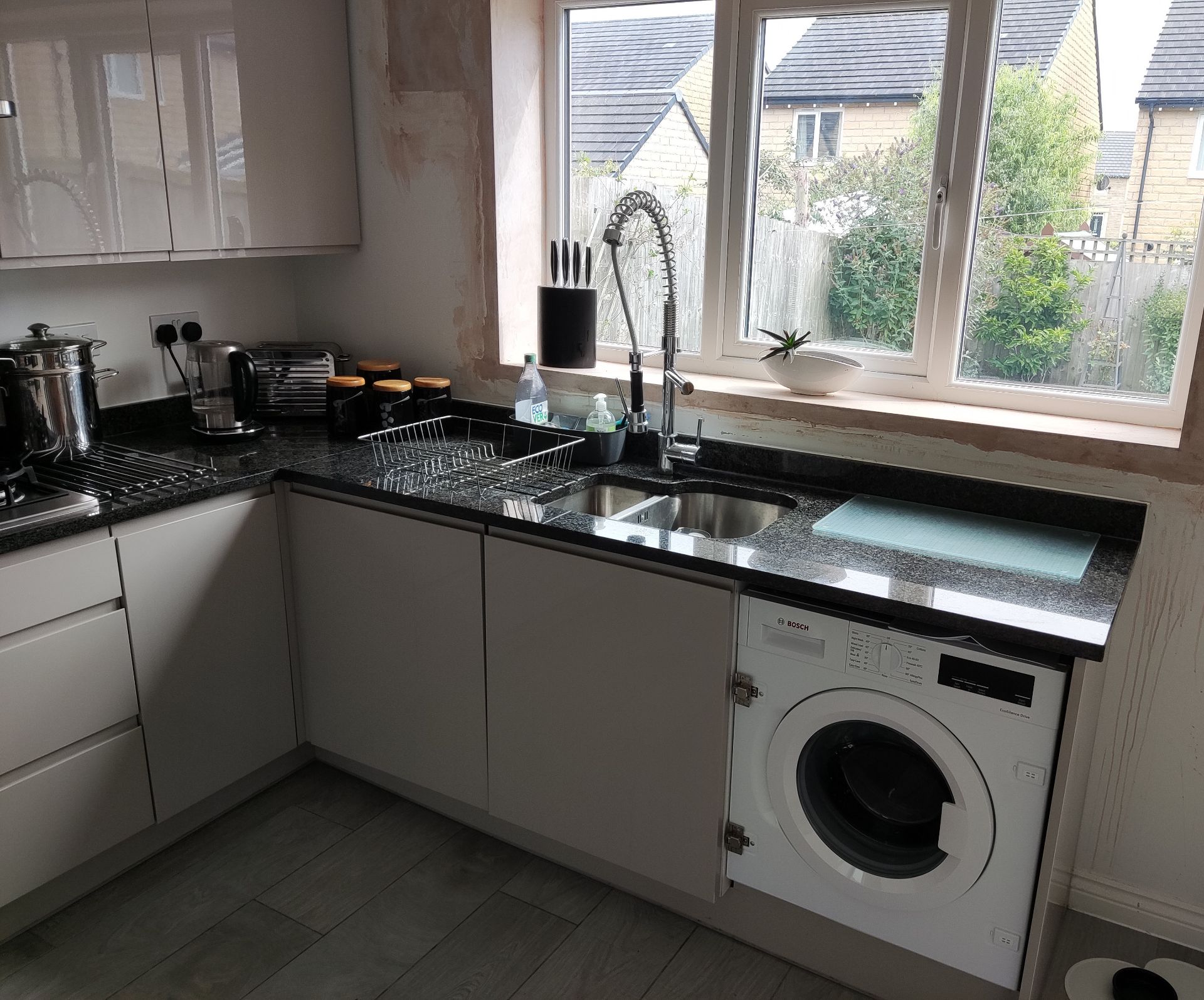 1 x Modern Handleless Kitchen Featuring Granite Worktops, A Double Oven, And Under-lighting - NO VAT - Image 45 of 56