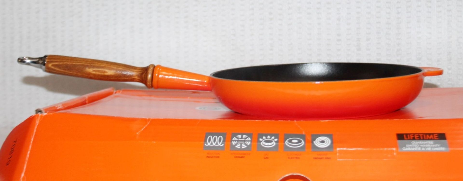 1 x LE CREUSET Cast Iron 26cm Wooden Handle Frying Pan In Volcanique Flame Orange - RRP £135.00 - Image 3 of 8