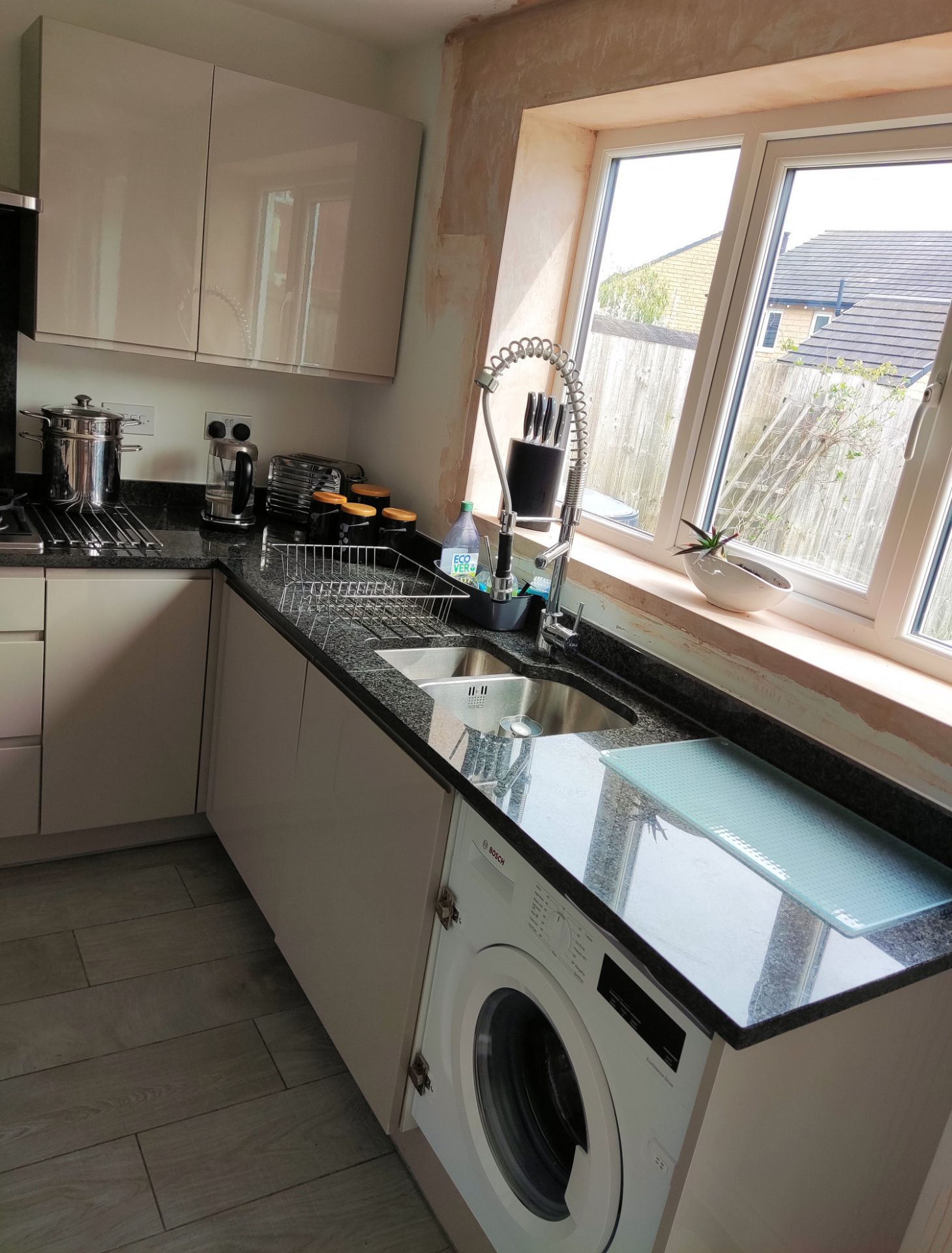 1 x Modern Handleless Kitchen Featuring Granite Worktops, A Double Oven, And Under-lighting - NO VAT - Image 15 of 56