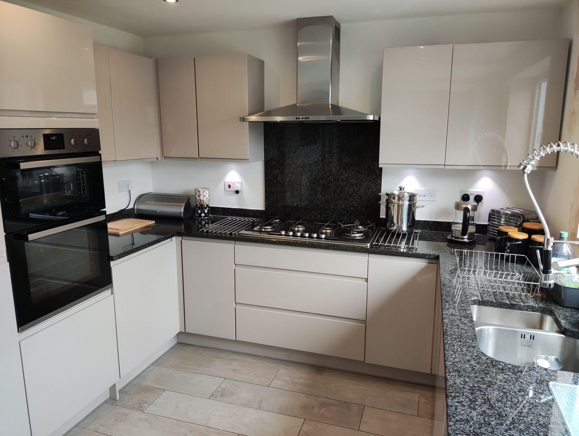 1 x Modern Handleless Kitchen Featuring Granite Worktops, A Double Oven, And Under-lighting - NO VAT - Image 34 of 56