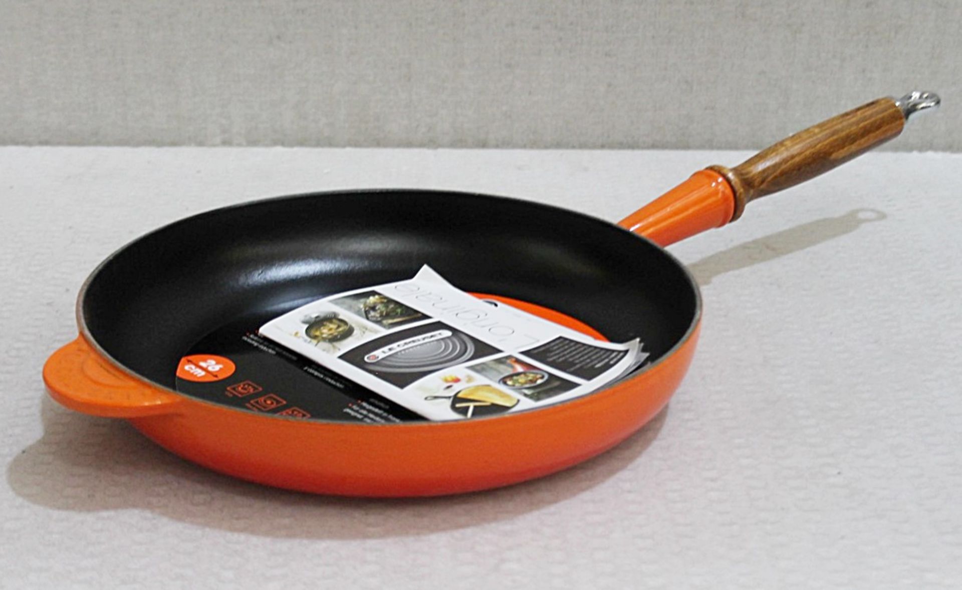 1 x LE CREUSET Cast Iron 26cm Wooden Handle Frying Pan In Volcanique Flame Orange - RRP £135.00 - Image 2 of 8