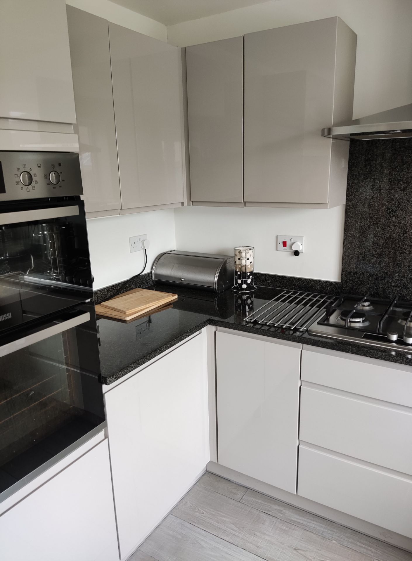 1 x Modern Handleless Kitchen Featuring Granite Worktops, A Double Oven, And Under-lighting - NO VAT - Image 33 of 56