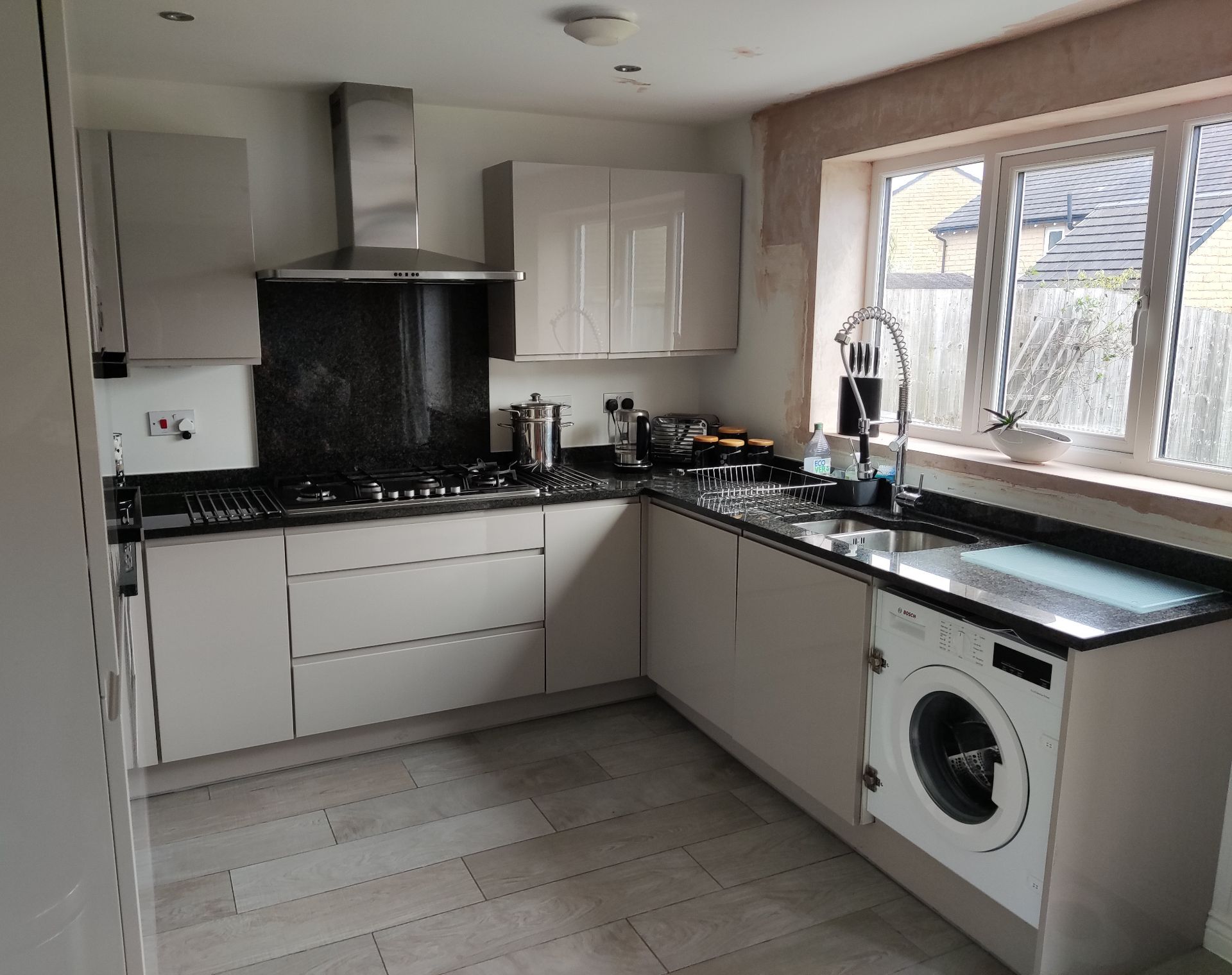 1 x Modern Handleless Kitchen Featuring Granite Worktops, A Double Oven, And Under-lighting - NO VAT - Image 39 of 56