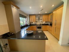 1 x Contemporary Fitted Kitchen With Separate Spice Kitchen - Includes Siemens Appliances -