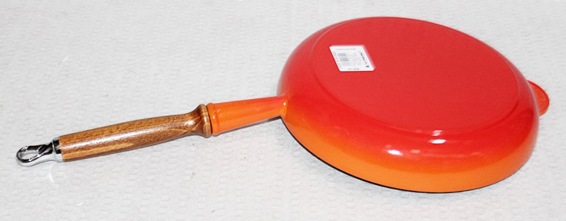 1 x LE CREUSET Cast Iron 26cm Wooden Handle Frying Pan In Volcanique Flame Orange - RRP £135.00 - Image 4 of 8