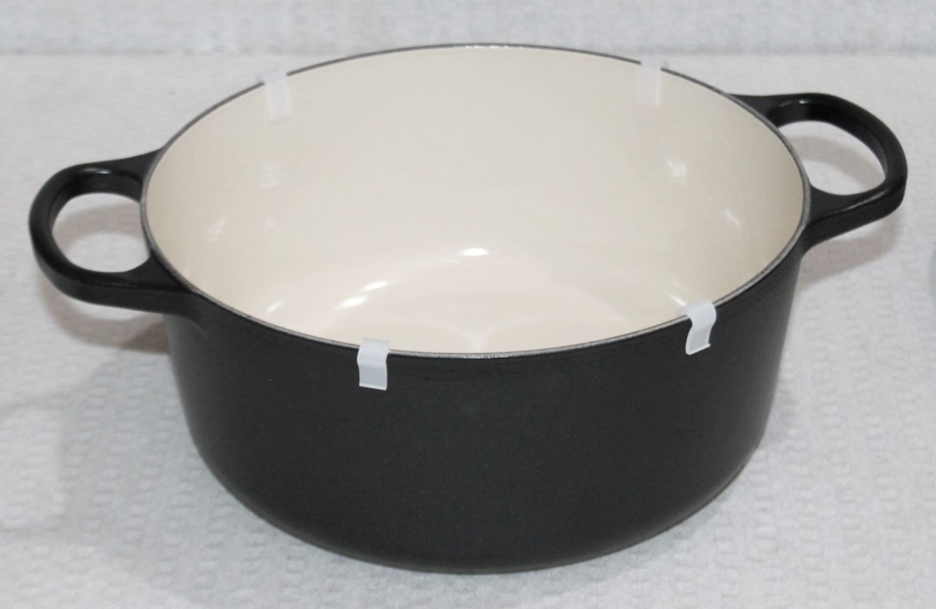 1 x LE CREUSET Enamelled Cast Iron 26cm Round Lidded Casserole Dish In Black - Original Price £280 - Image 4 of 10