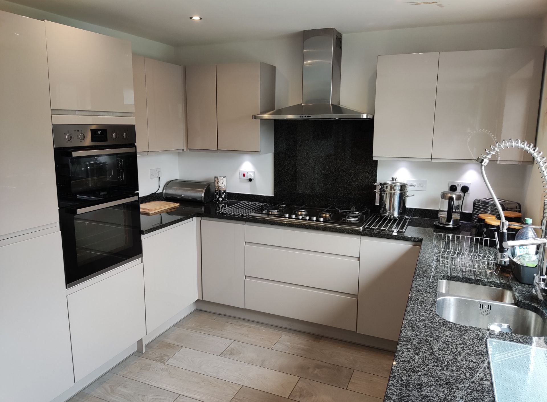 1 x Modern Handleless Kitchen Featuring Granite Worktops, A Double Oven, And Under-lighting - NO VAT - Image 14 of 56