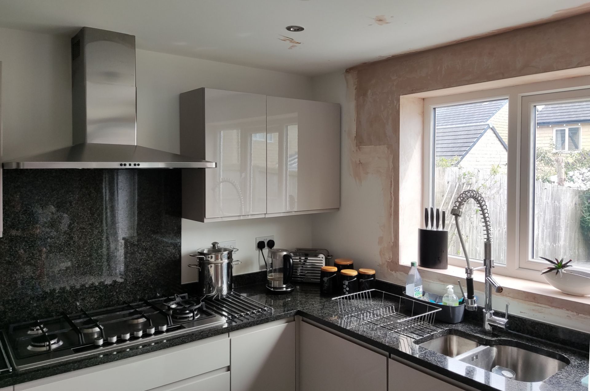 1 x Modern Handleless Kitchen Featuring Granite Worktops, A Double Oven, And Under-lighting - NO VAT - Image 25 of 56