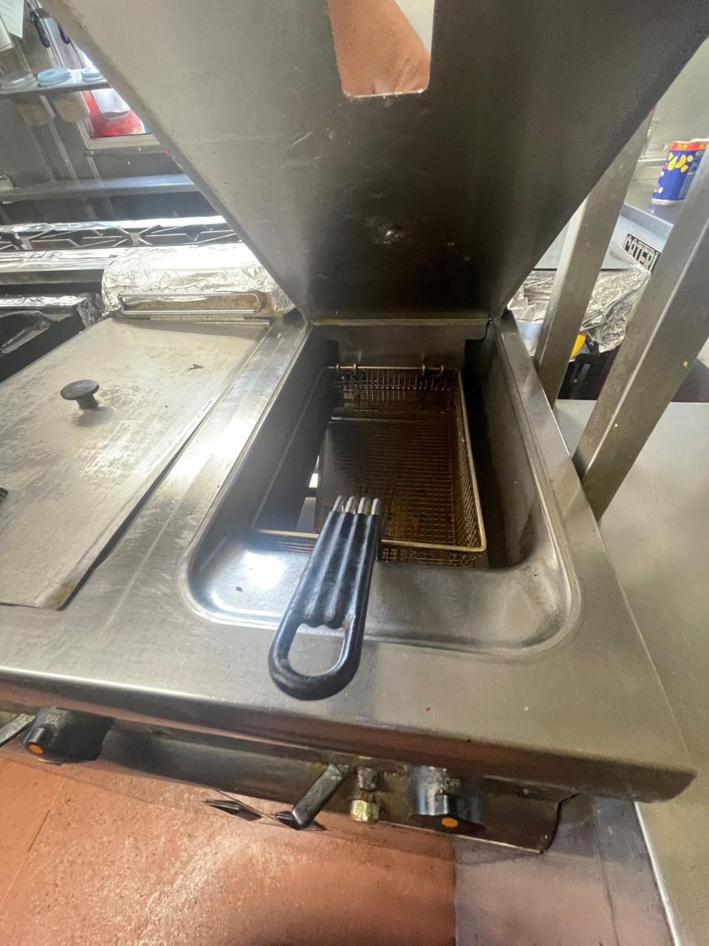 1 x Lincat Twin Tank Electric Fryer With Baskets - Ref: JMR192 - CL782 - Location: Leicester, - Image 5 of 8