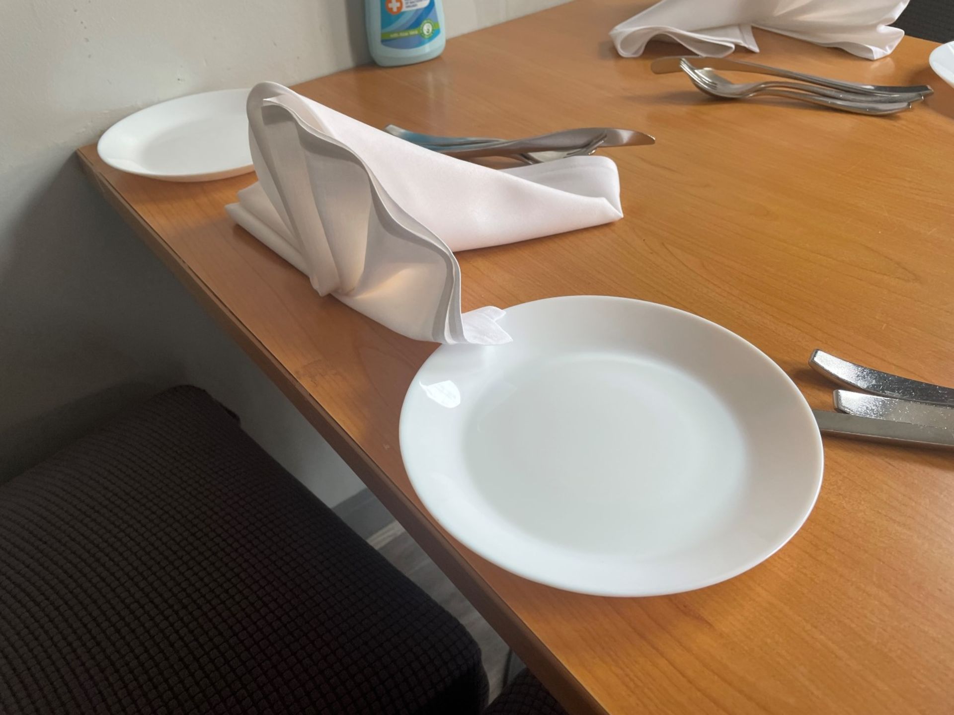 50 x White Dinner Plates, 50 x Fabric Napkins and 150 x Pieces of Contemporary Cutlery - Ref: JMR000 - Image 4 of 5