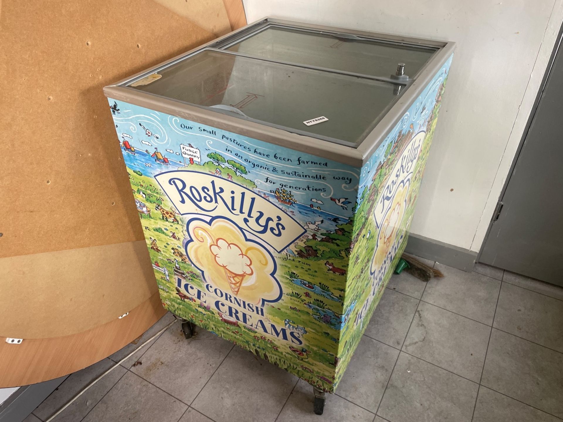 1 x Tefcold Ice Cream Freezer With Roskiss Decal Graphics - Size: 73 x 63 cms - Ref: HTYS269 - CL782 - Image 2 of 7