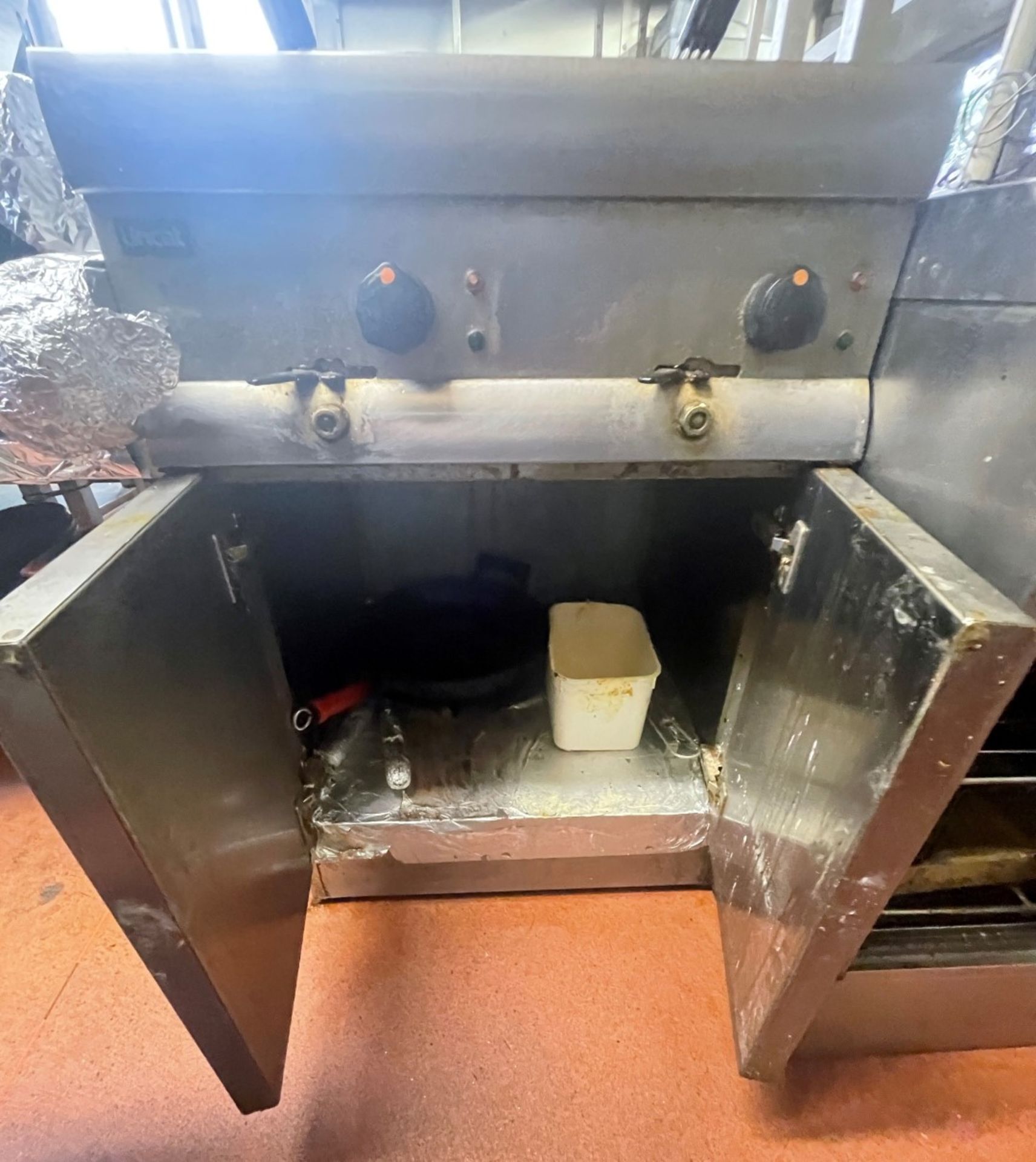 1 x Lincat Twin Tank Electric Fryer With Baskets - Ref: JMR192 - CL782 - Location: Leicester, - Image 6 of 8