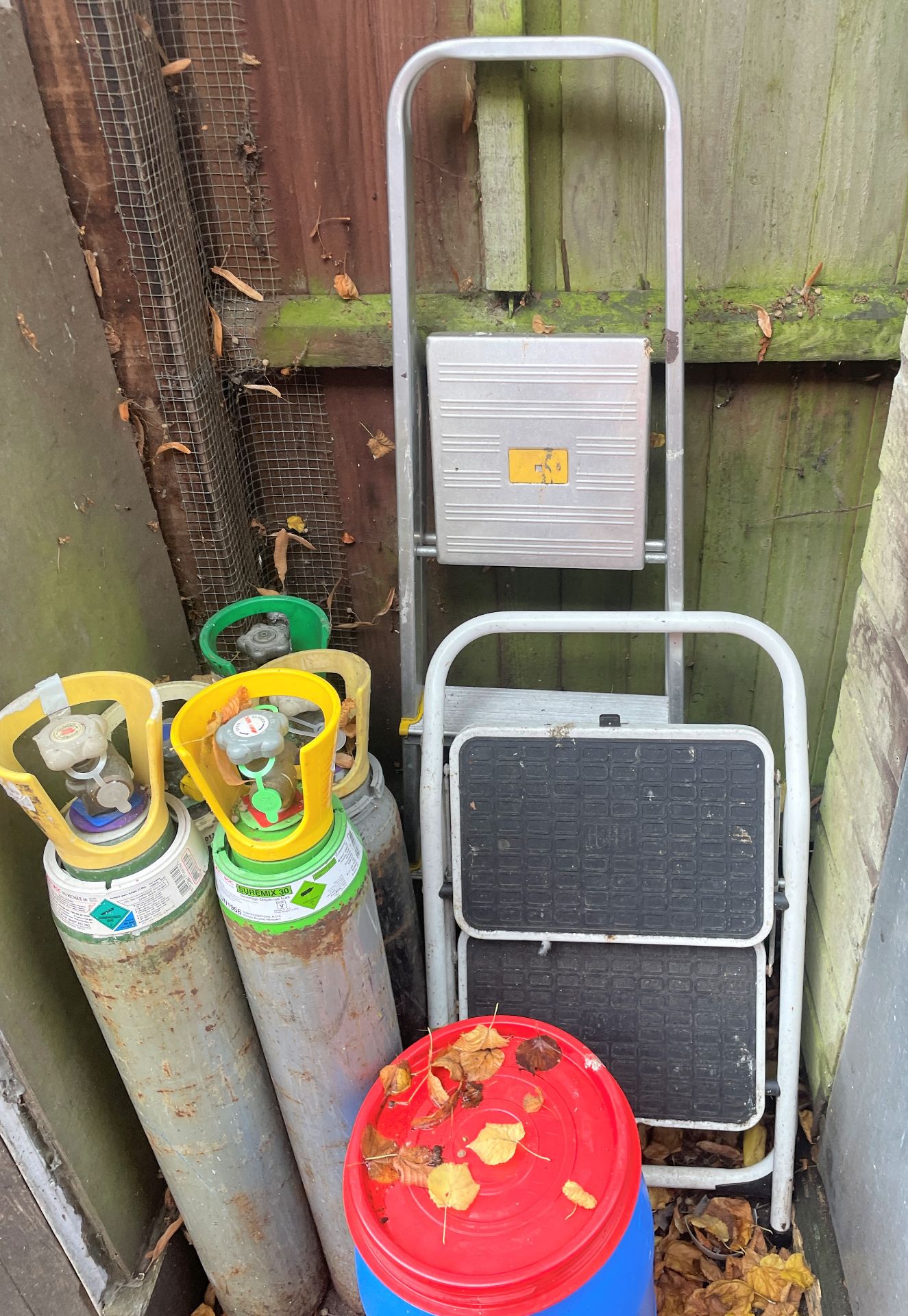 1 x Assorted Collection to Includes 2 x Sets of Step Ladders and 5 x Gas Bottles - Ref: Added -