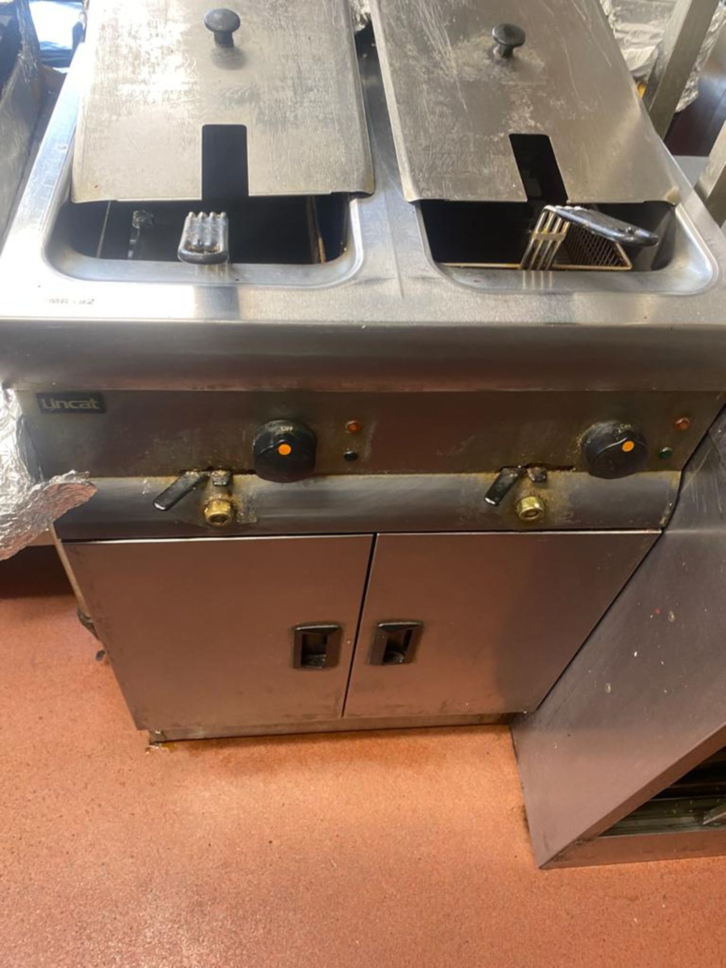 1 x Lincat Twin Tank Electric Fryer With Baskets - Ref: JMR192 - CL782 - Location: Leicester, - Image 7 of 8