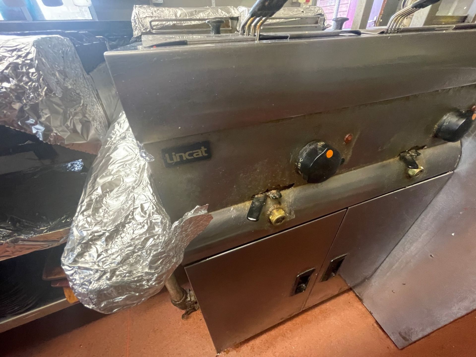 1 x Lincat Twin Tank Electric Fryer With Baskets - Ref: JMR192 - CL782 - Location: Leicester, - Image 2 of 8