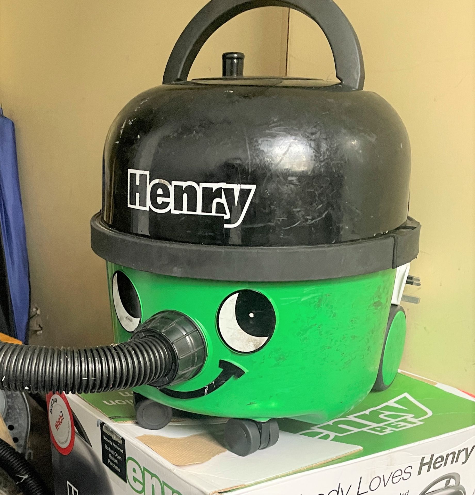 1 x Henry Hoover Pet Vacuum Cleaner With Original Box - Ref: HTYS - CL782 - Location: Leicester,