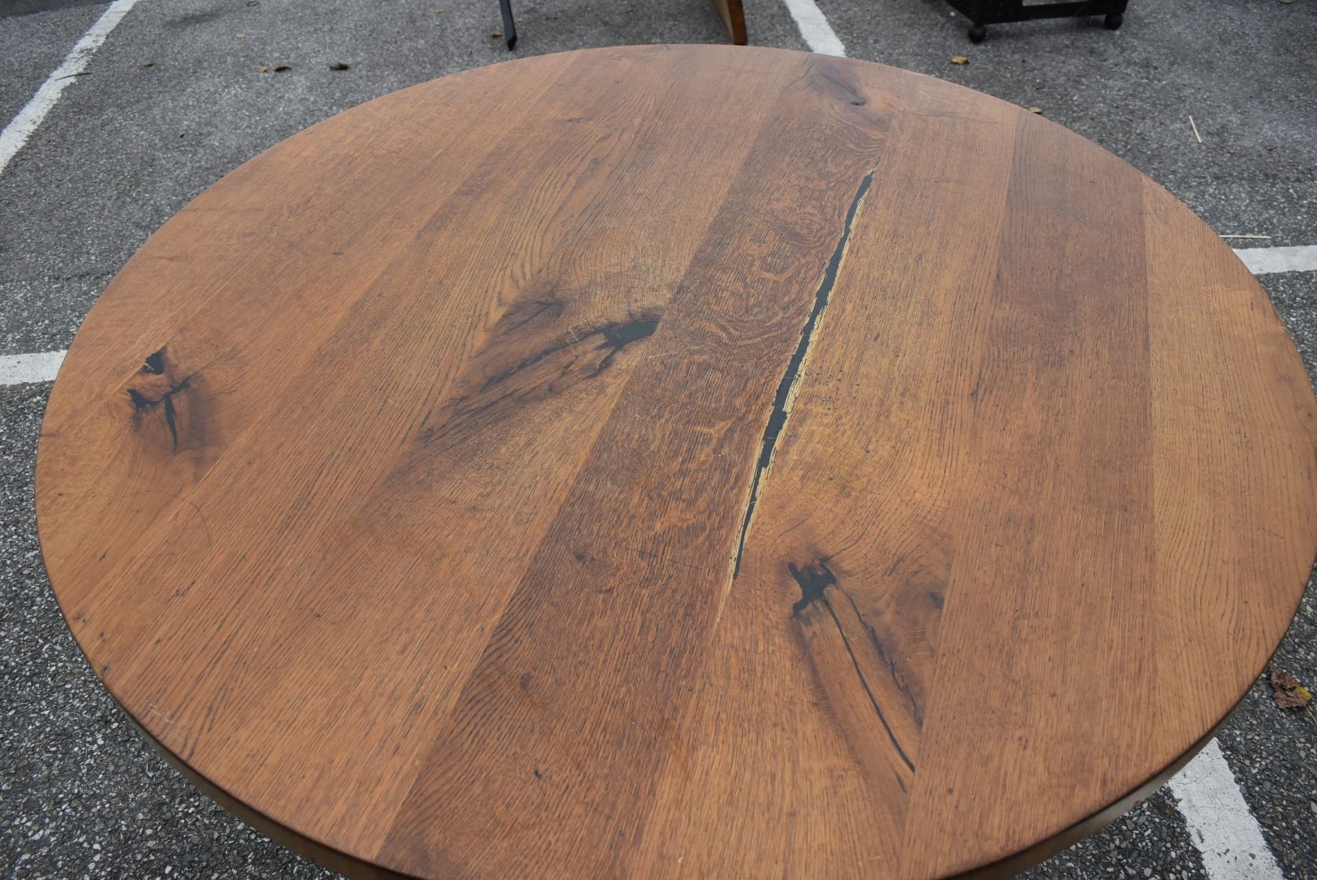 1 x Solid Oak 120cm Round Restaurant Table - Natural Rustic Knotty Oak Tops With Rustic Timber Base - Image 3 of 5