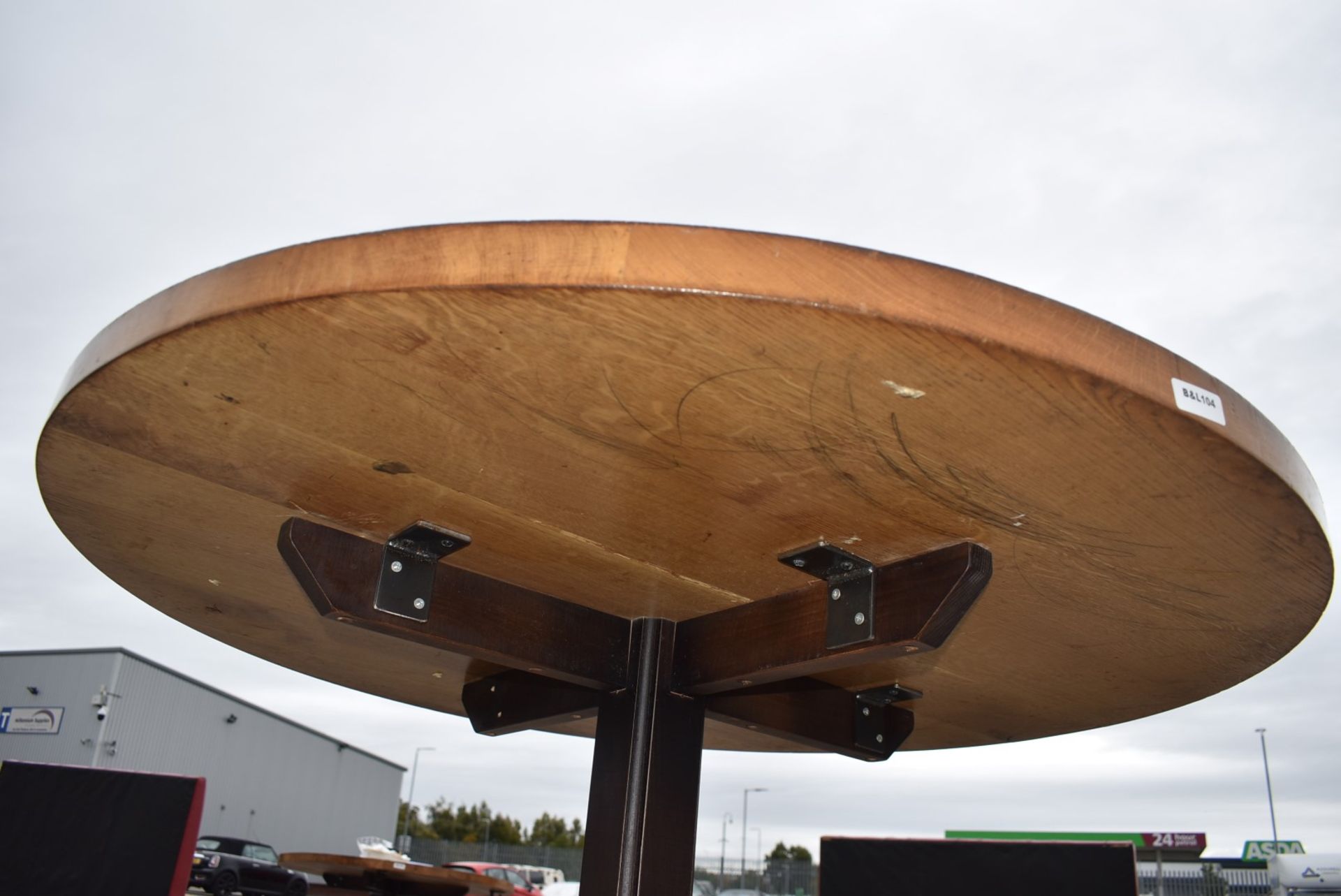 1 x Solid Oak 120cm Round Restaurant Table - Natural Rustic Knotty Oak Tops With Rustic Timber Base - Image 5 of 5