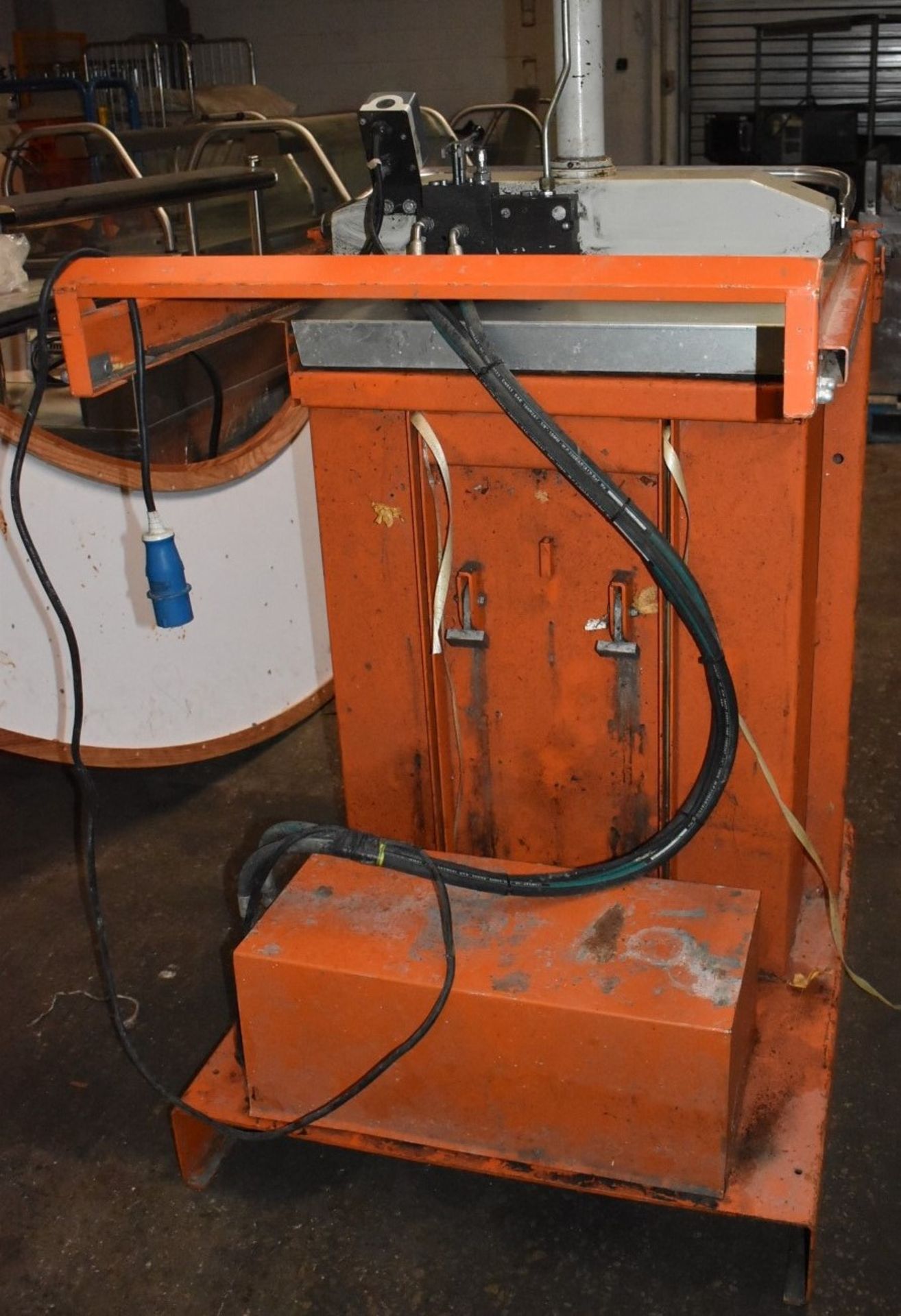 1 x Orwak 5010 Hydraulic Press Compact Cardboard Baler - Used For Compacting Recyclable or Non- - Image 13 of 15