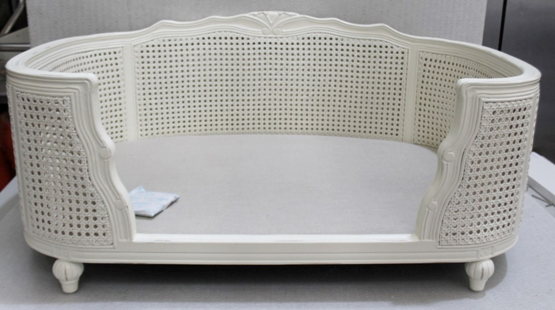 1 x LORD LOU 'Arthur' Large Luxury Hand-carved Oak Dog Bed In Cream With Cushion - RRP £650.00 - Image 11 of 14