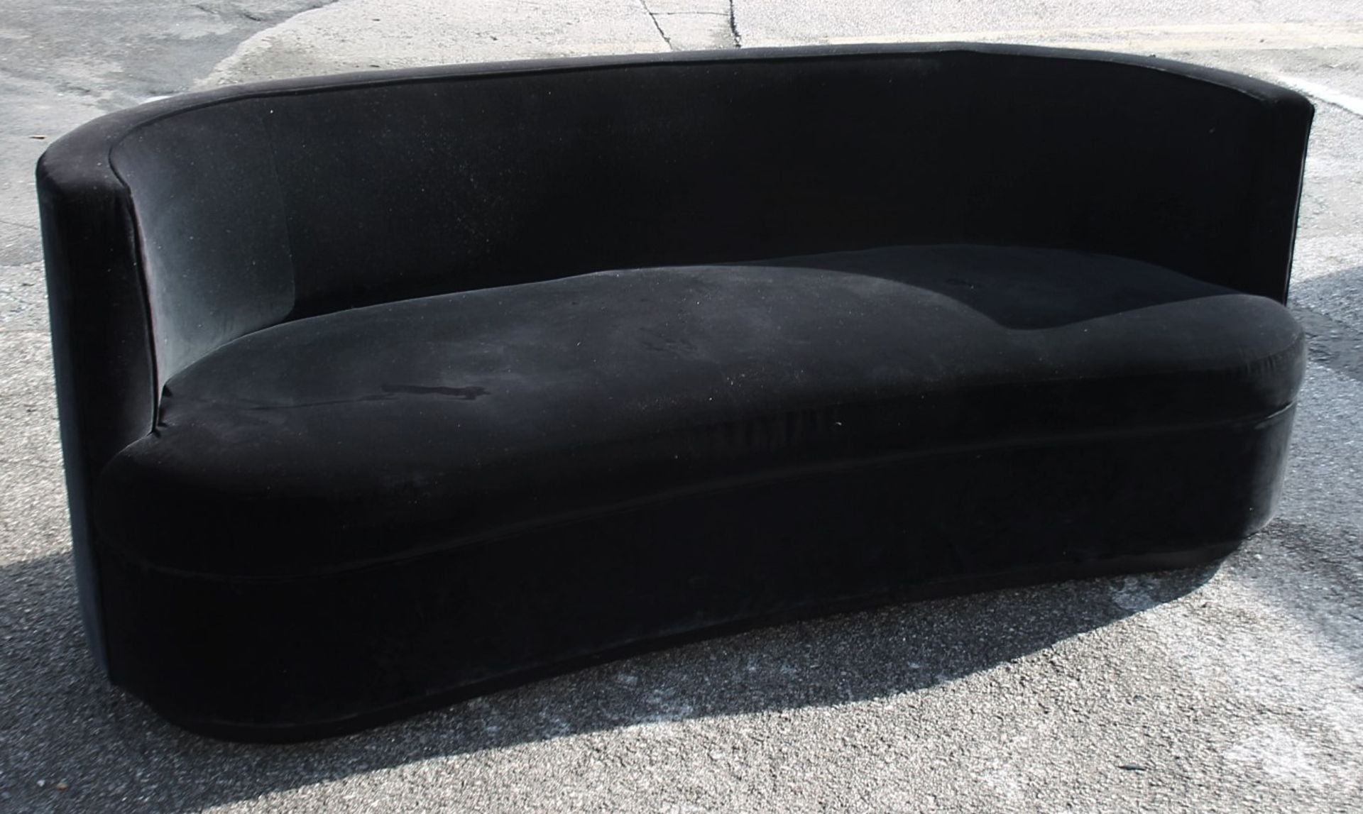 1 x Stylish Curved Sofa Richly Upholstered In Black Velvet - Showroom Example - Image 5 of 7