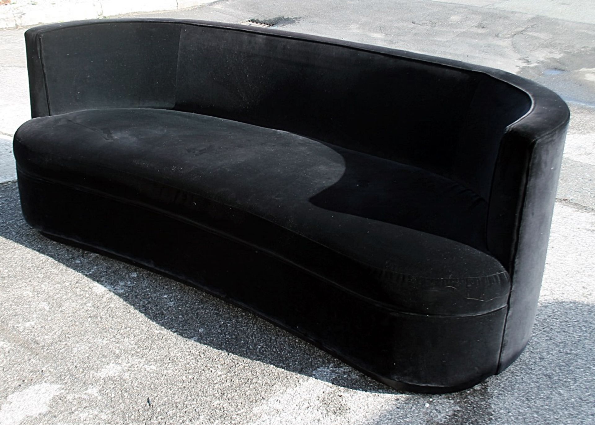 1 x Stylish Curved Sofa Richly Upholstered In Black Velvet - Showroom Example - Image 4 of 7