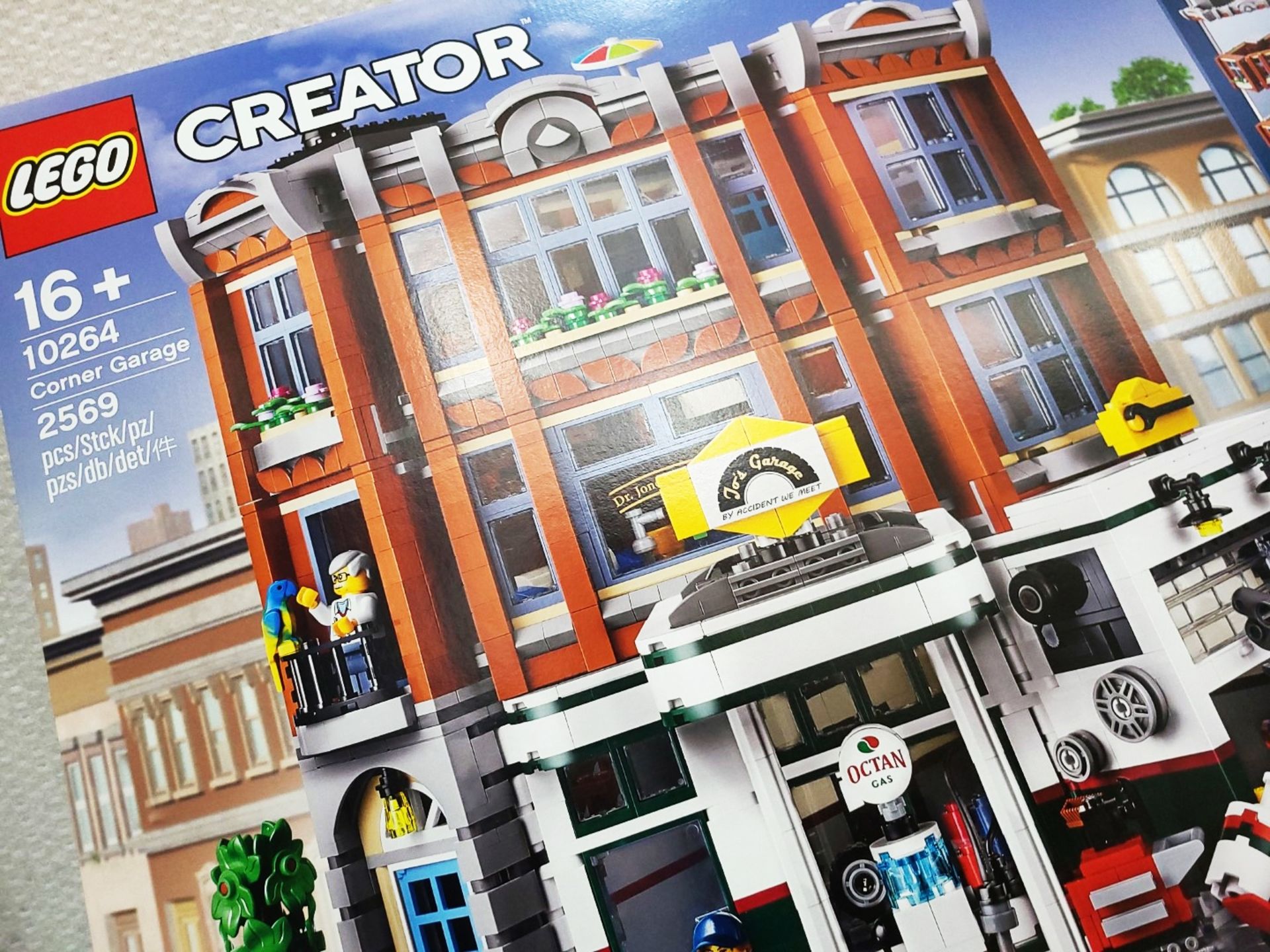 1 x LEGO Creator Expert 10264 Corner Garage And Vet Clinic Set with 6 Minifigures - RRP £260.00 - Image 4 of 5