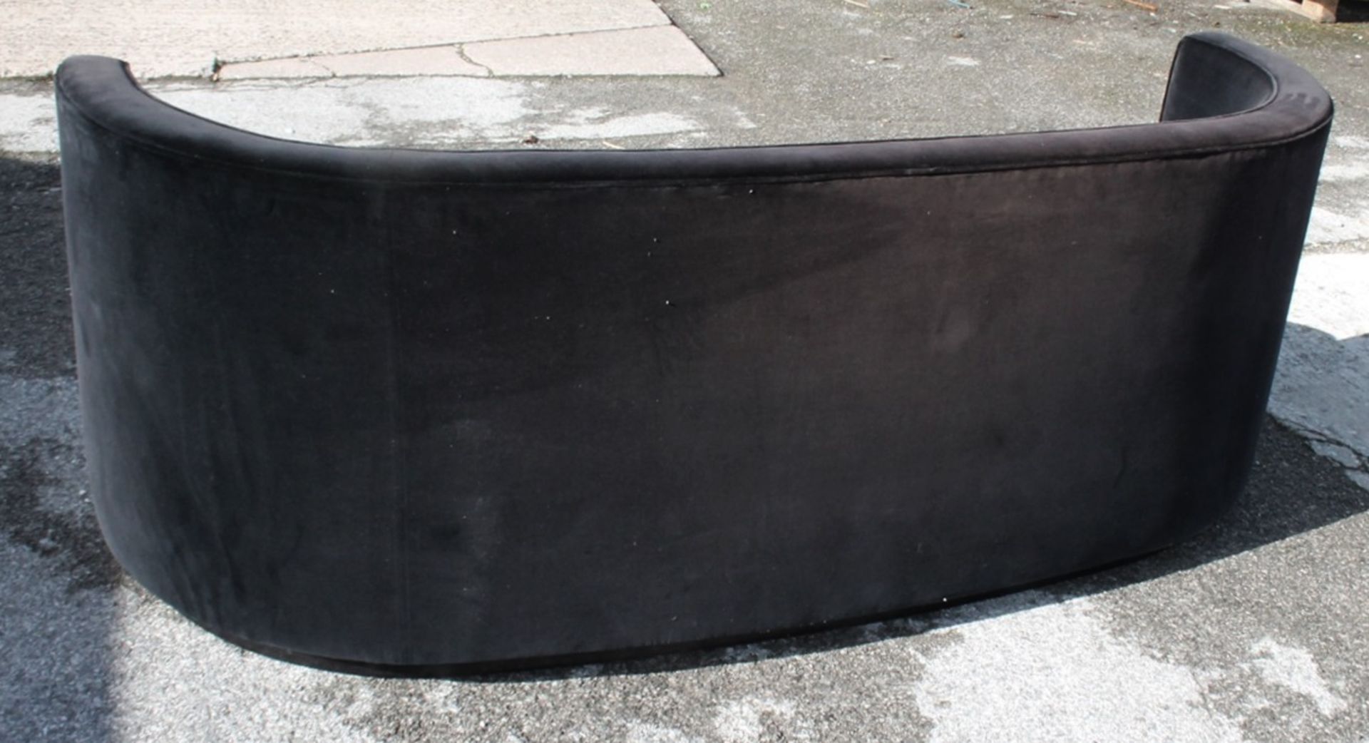 1 x Stylish Curved Sofa Richly Upholstered In Black Velvet - Showroom Example - Image 7 of 7