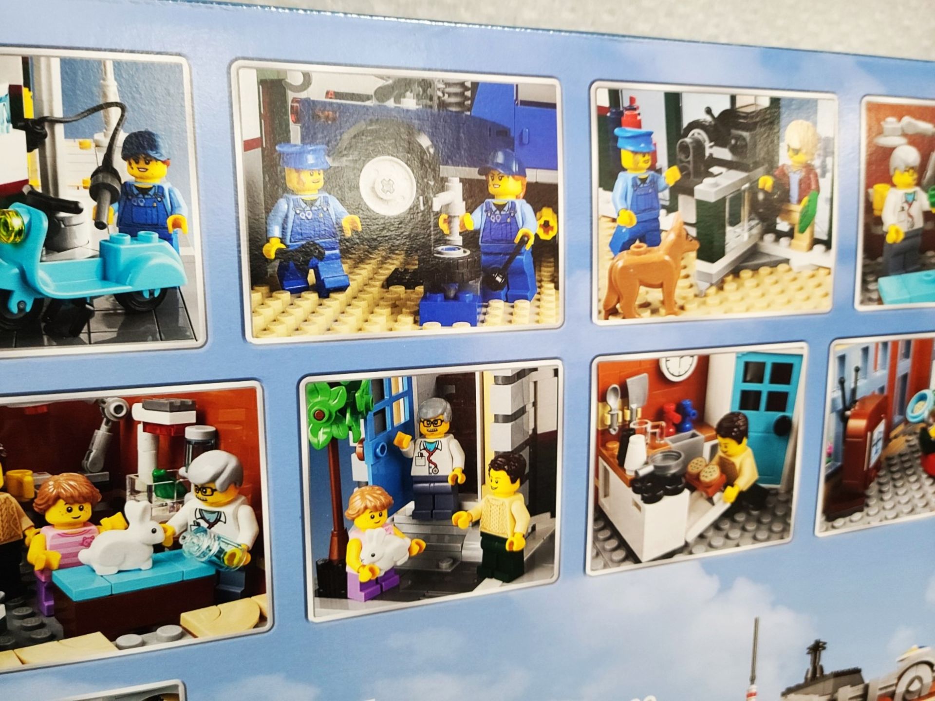 LEGO Creator Expert 10264 Corner Garage And Vet Clinic Set with 6 Minifigures - RRP £260.00 - Image 3 of 5