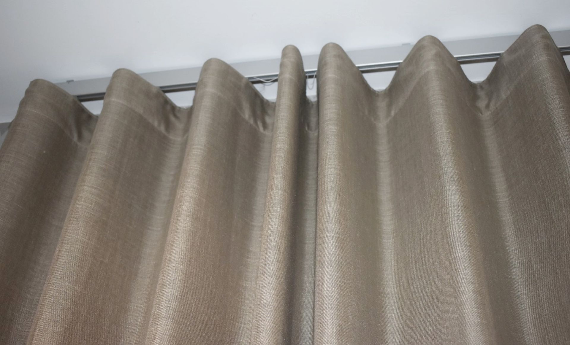 Pair Of DESIGNERS GUILD Elegant Silk Sheer Curtains In A Neutral Tone - Ref: RR09 / LNG - CL781 - - Image 4 of 5