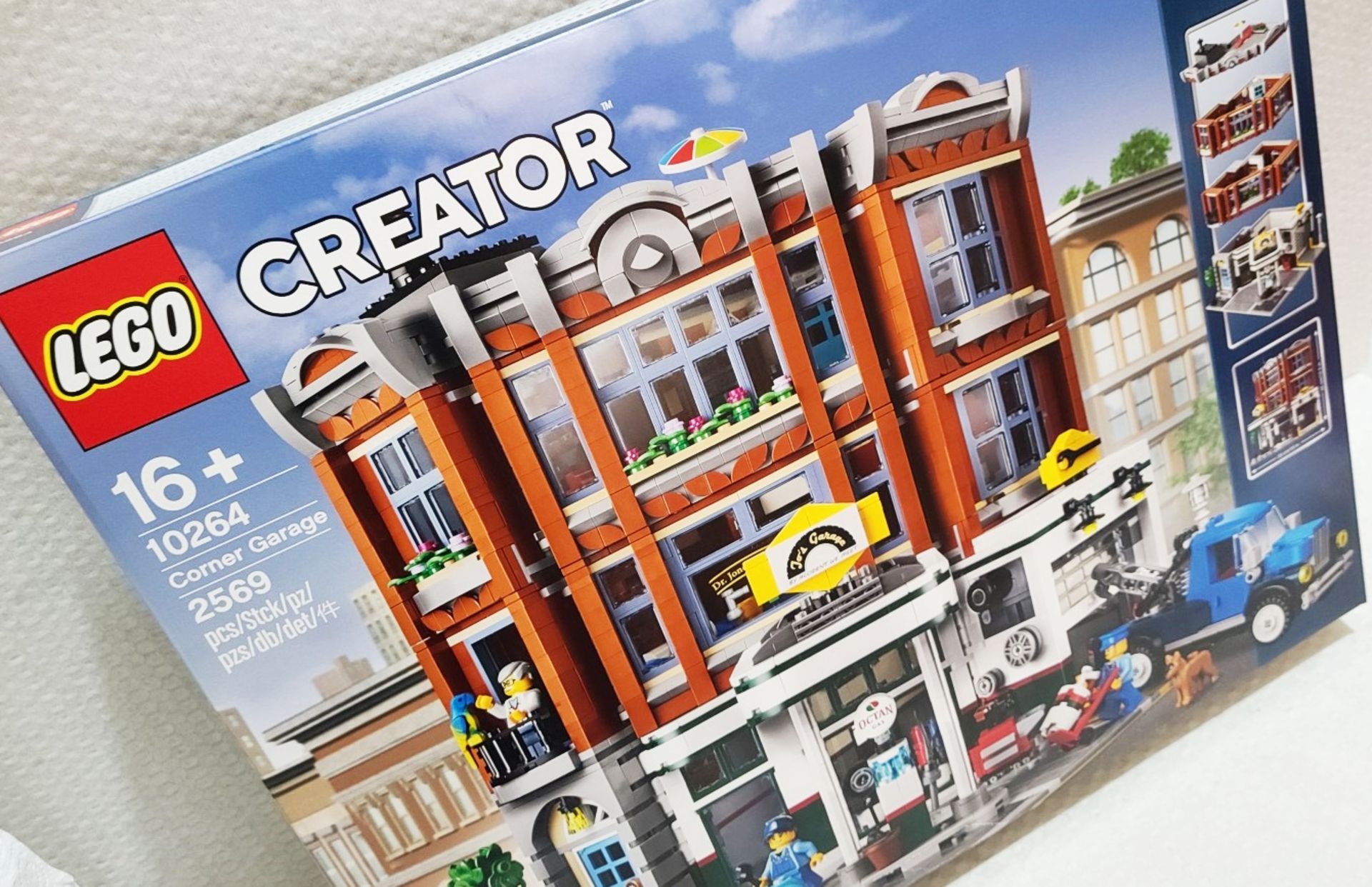 LEGO Creator Expert 10264 Corner Garage And Vet Clinic Set with 6 Minifigures - RRP £260.00 - Image 2 of 5