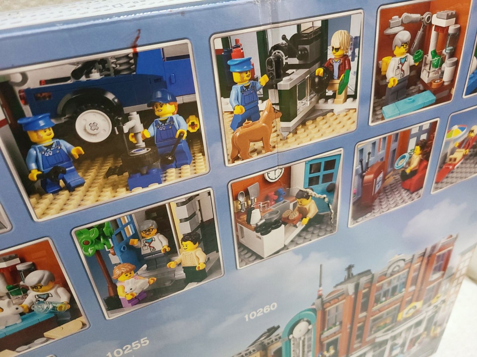 1 x LEGO Creator Expert 10264 Corner Garage And Vet Clinic Set with 6 Minifigures - RRP £260.00 - Image 5 of 5