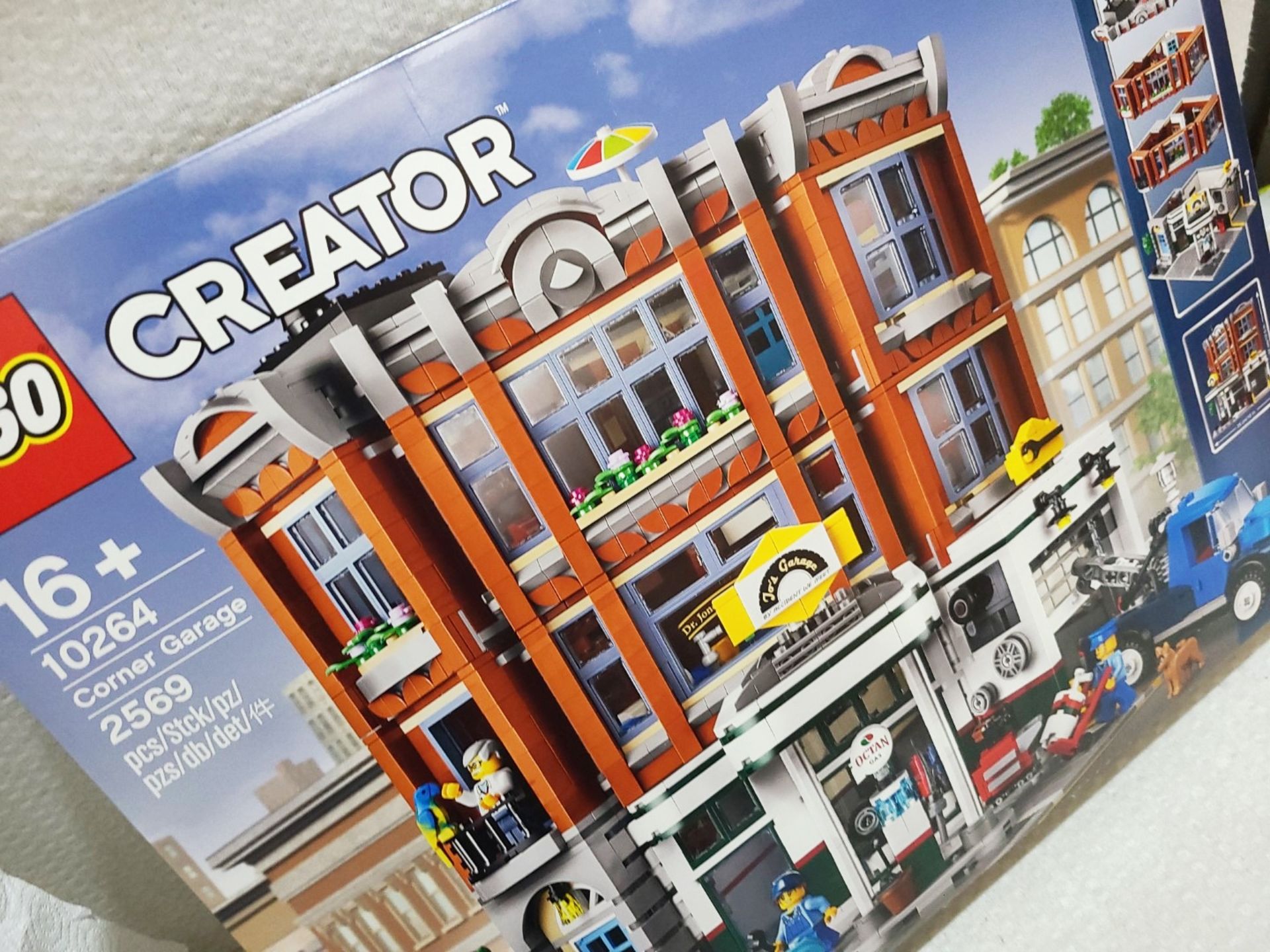 1 x LEGO Creator Expert 10264 Corner Garage And Vet Clinic Set with 6 Minifigures - RRP £260.00 - Image 2 of 5