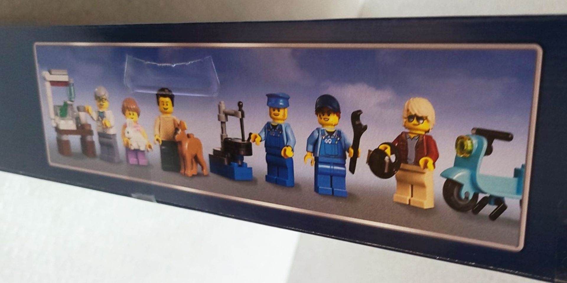 1 x LEGO Creator Expert 10264 Corner Garage And Vet Clinic Set with 6 Minifigures - RRP £260.00 - Image 4 of 5