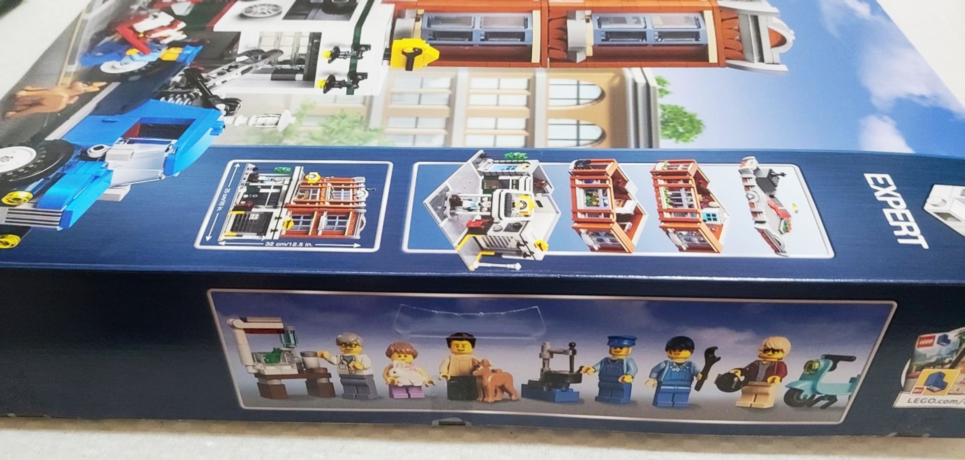 LEGO Creator Expert 10264 Corner Garage And Vet Clinic Set with 6 Minifigures - RRP £260.00 - Image 5 of 5