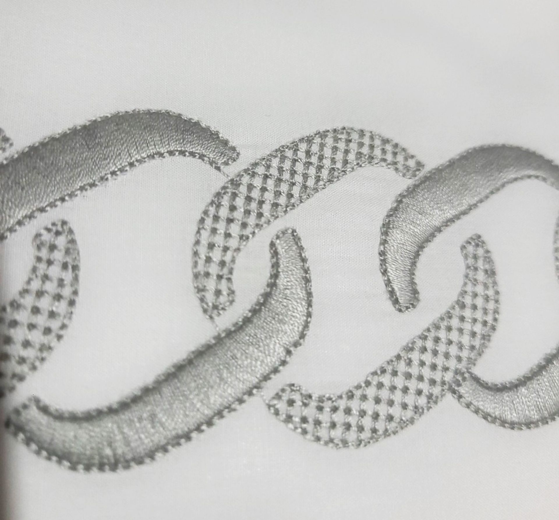 1 x PRATESI Treccia Forever Silver Embroidered Angel Skin Duvet 230x220cm - Image 2 of 3