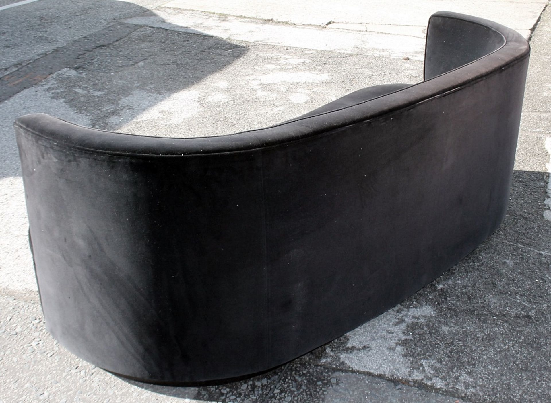 1 x Stylish Curved Sofa Richly Upholstered In Black Velvet - Showroom Example - Image 2 of 7