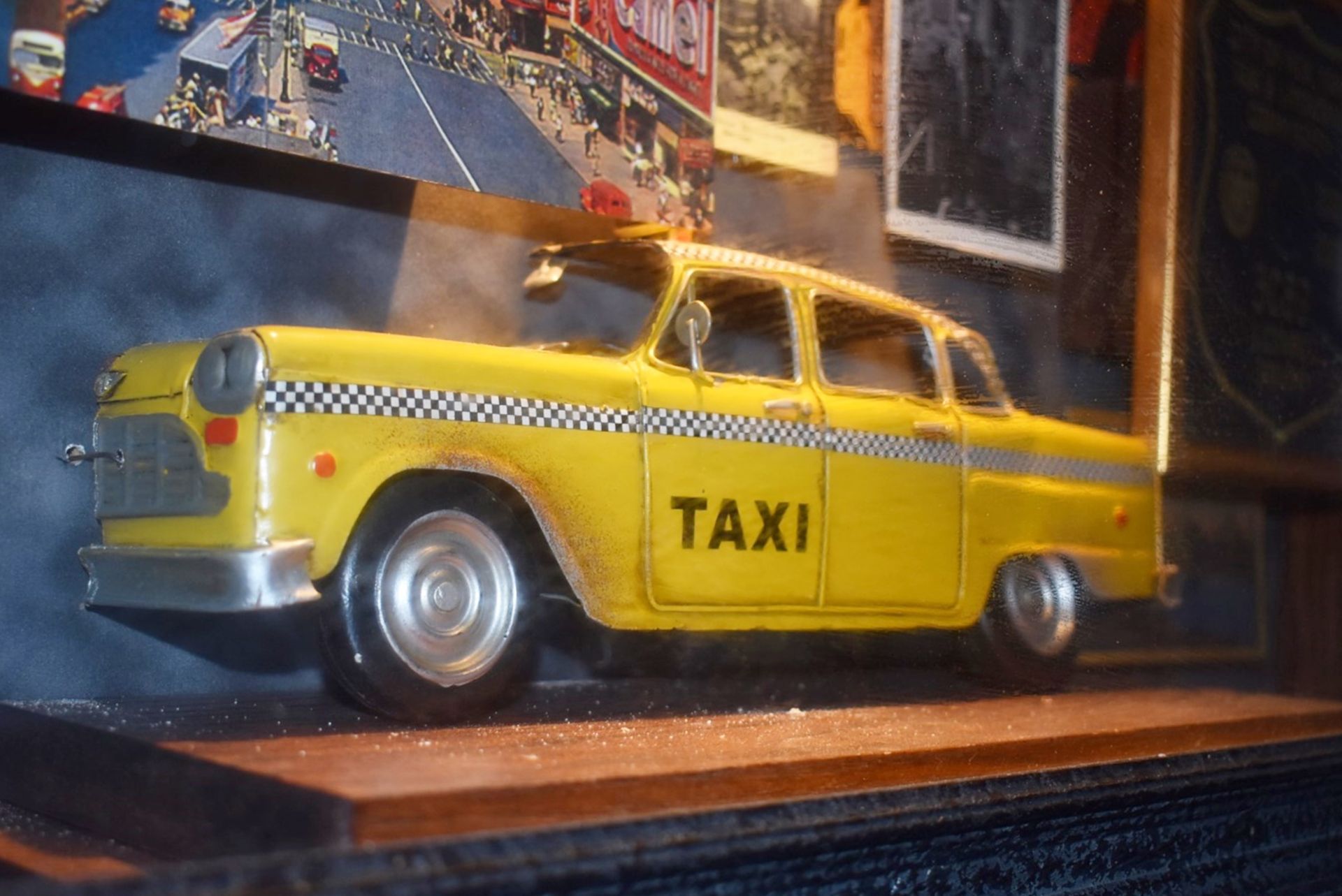 1 x Americana Wall Mounted Illuminated Display Case - NEW YORK TAXI - American Themed Showcase - Image 6 of 9