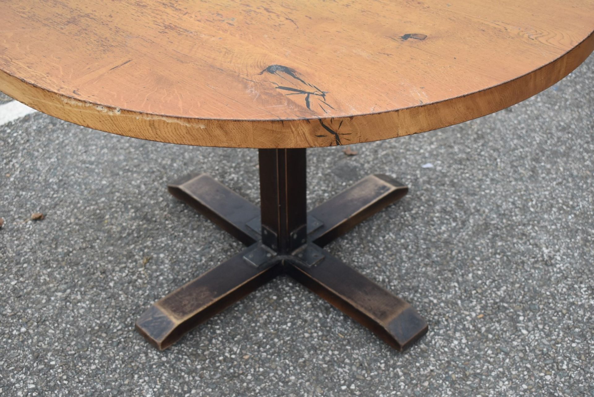 1 x Solid Oak 120cm Round Restaurant Table - Natural Rustic Knotty Oak Tops With Rustic Timber Base - Image 4 of 6