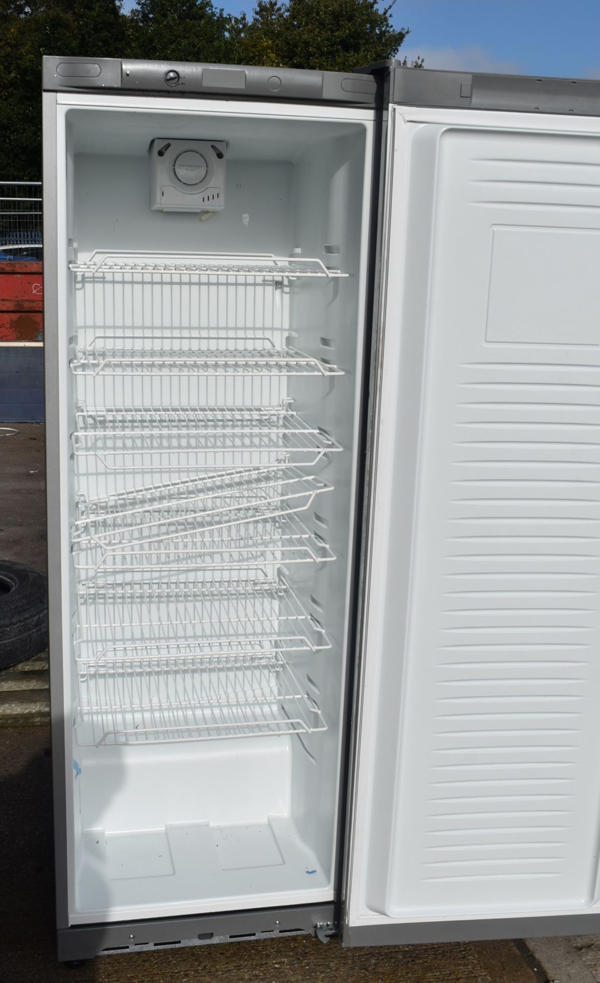 1 x Elstar Upright Commercial Refridgerator With Silver Finish - Model ARR350S - Image 4 of 8