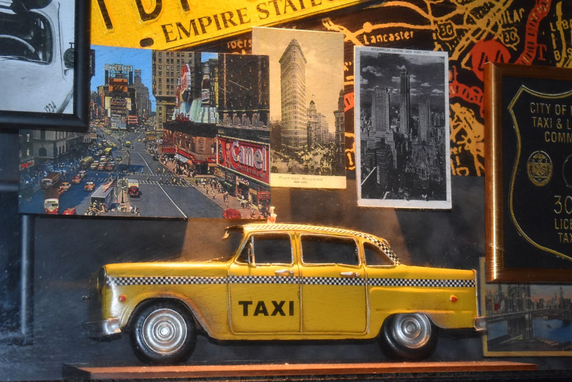 1 x Americana Wall Mounted Illuminated Display Case - NEW YORK TAXI - American Themed Showcase - Image 2 of 9