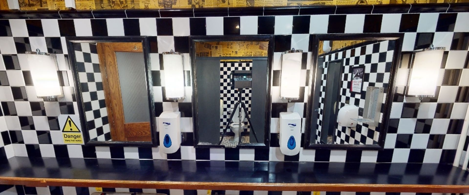 4 x Commercial Wall-Mounted Bathroom Lights - From a Popular American Diner - CL800 - Location: