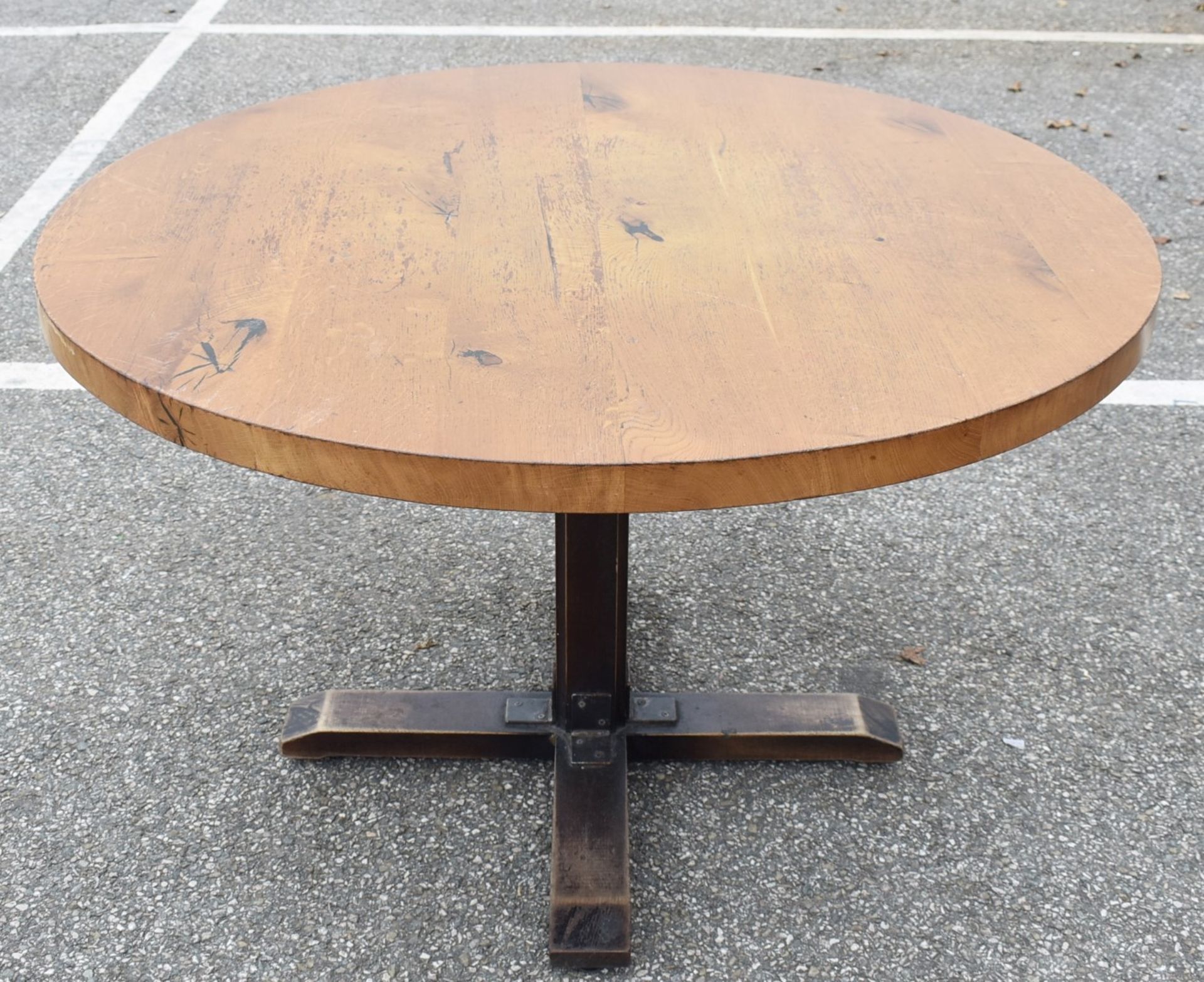 1 x Solid Oak 120cm Round Restaurant Table - Natural Rustic Knotty Oak Tops With Rustic Timber Base - Image 4 of 6