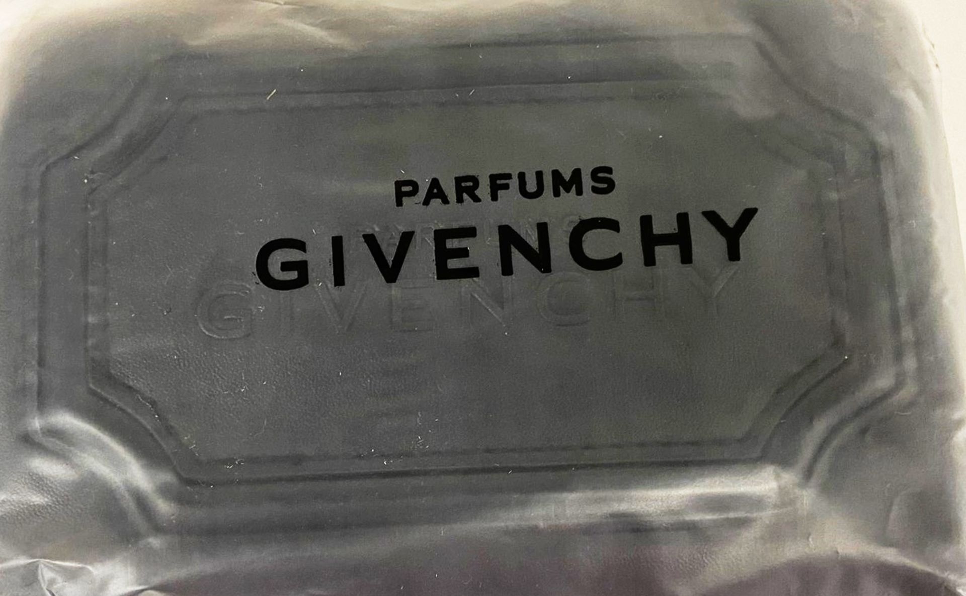 10 x GIVENCHY Parfums Kits With Carrying Case And Irresistible Spray - Image 2 of 4