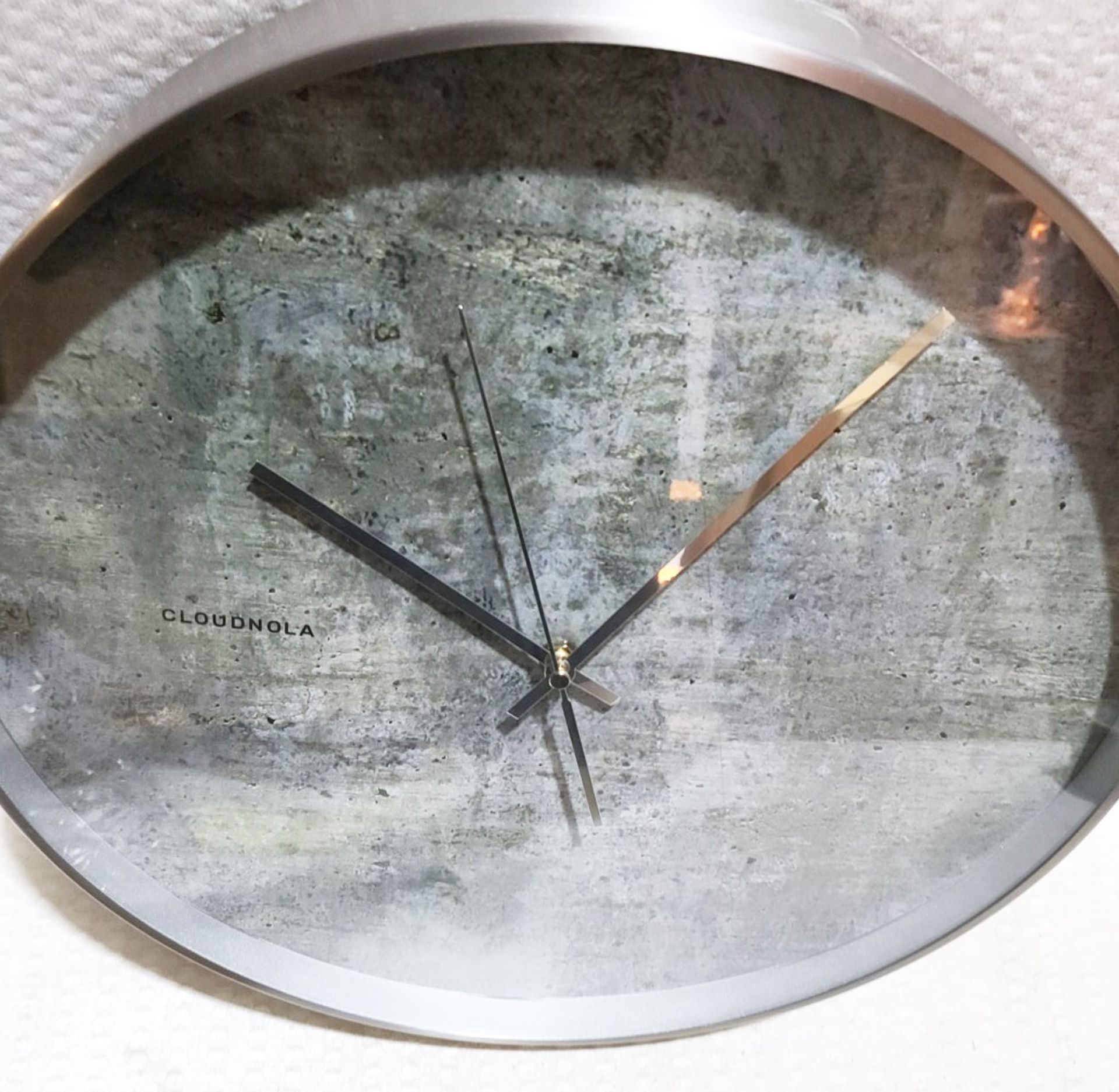 1 x CLOUDNOLA Structure Concrete Speckle-Print Wall Clock With Polished Silver Hands and Rim 40cm - Image 4 of 7