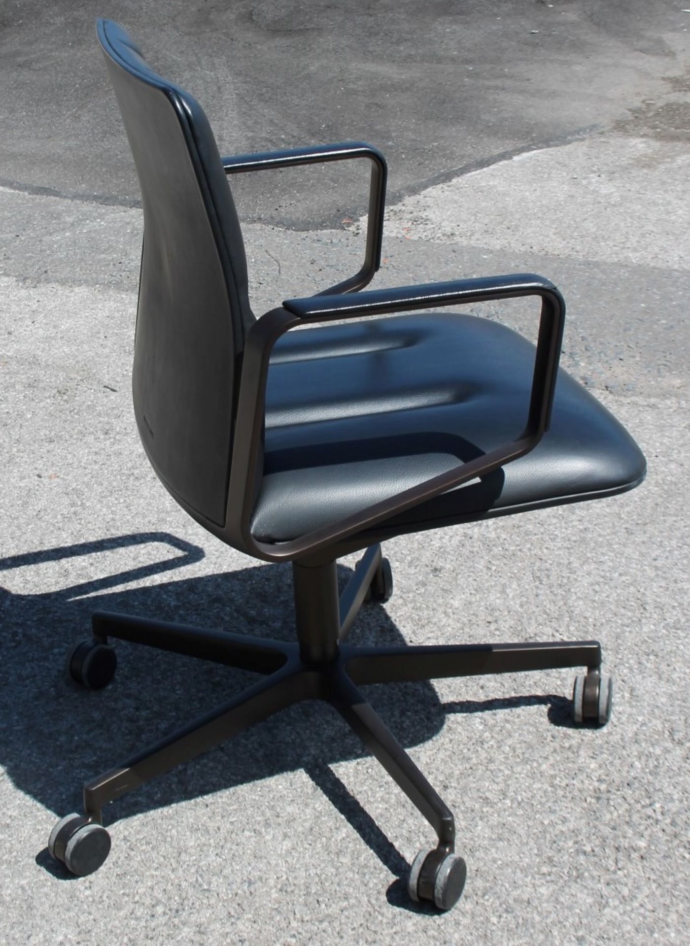 1 x WALTER KNOLL 'Leadchair' Executive Meeting Chair In Genuine Leather - Original RRP £4,250 - - Image 7 of 8