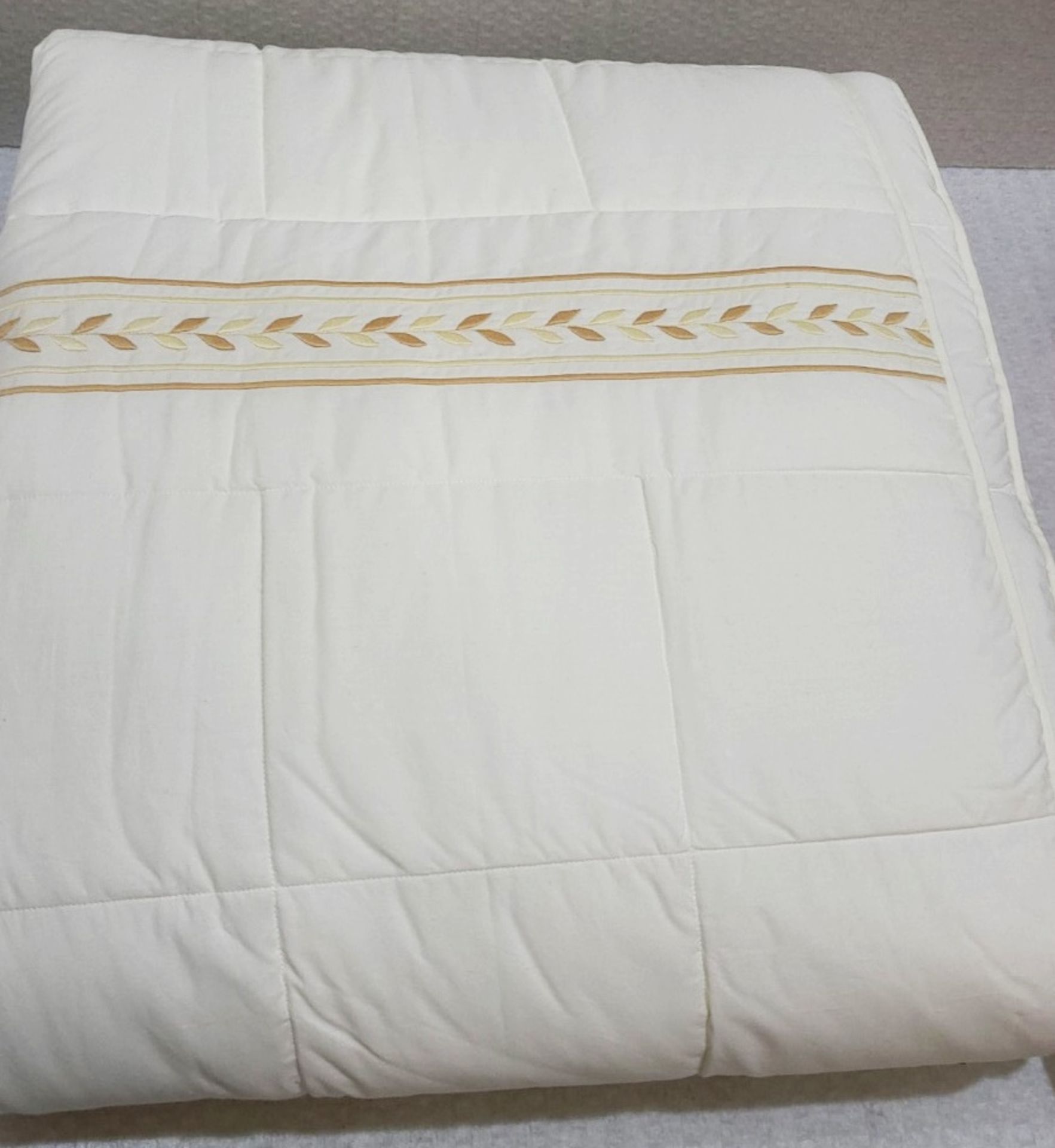 1 x PRATESI 'Impero' Luxury Italian Angel Skin Cotton Quilt Featuring Gold Embroidery - RRP £1,580 - Image 3 of 5