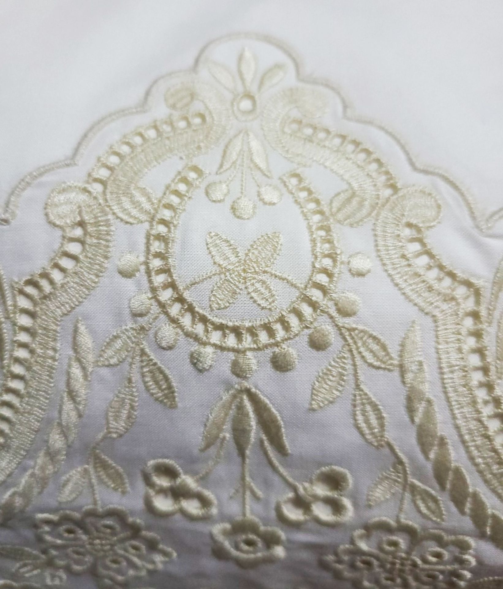 1 x PRATESI 'Fontana Di Trevi' Luxury Italian Biege Lace On Angel Skin Cotton Sham - RRP £1,100 - Image 3 of 4